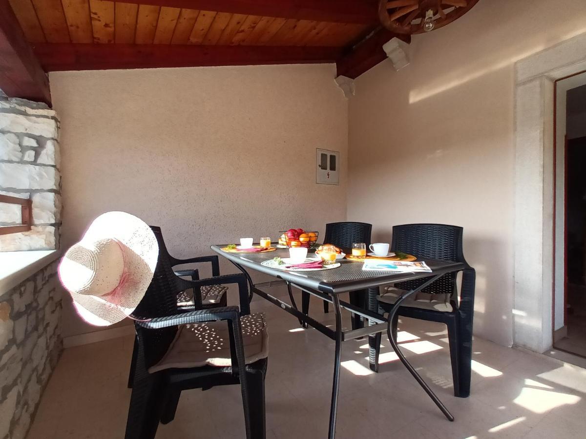 Guesthouse Marija Potpićan Buitenkant foto